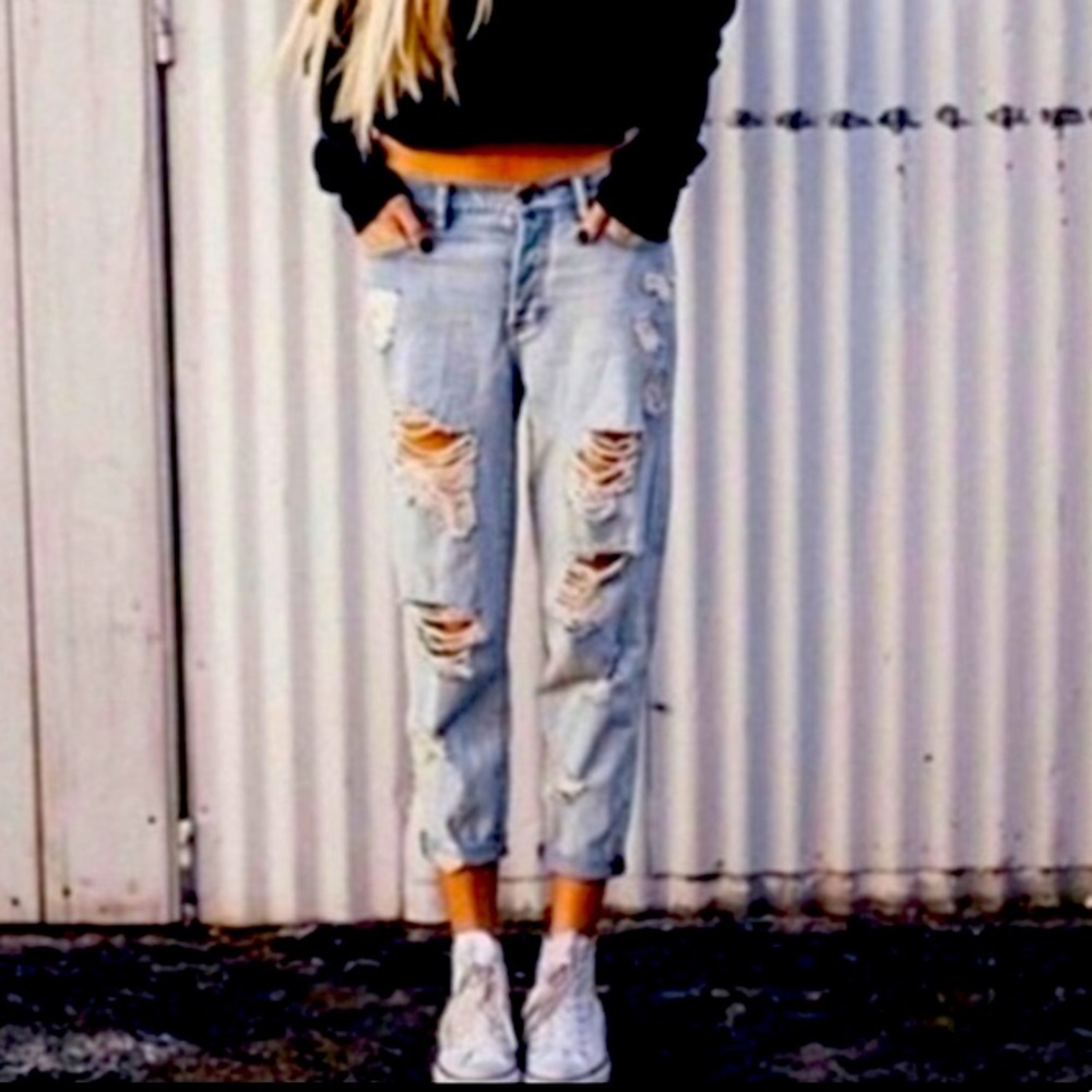 BRANDY MELVILLE Boyfriend DESTROYED Jeans 28